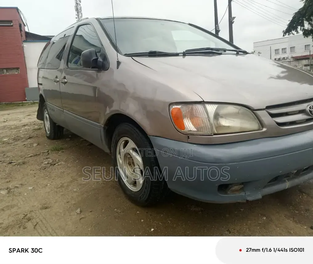 Toyota Sienna 2000 Gold