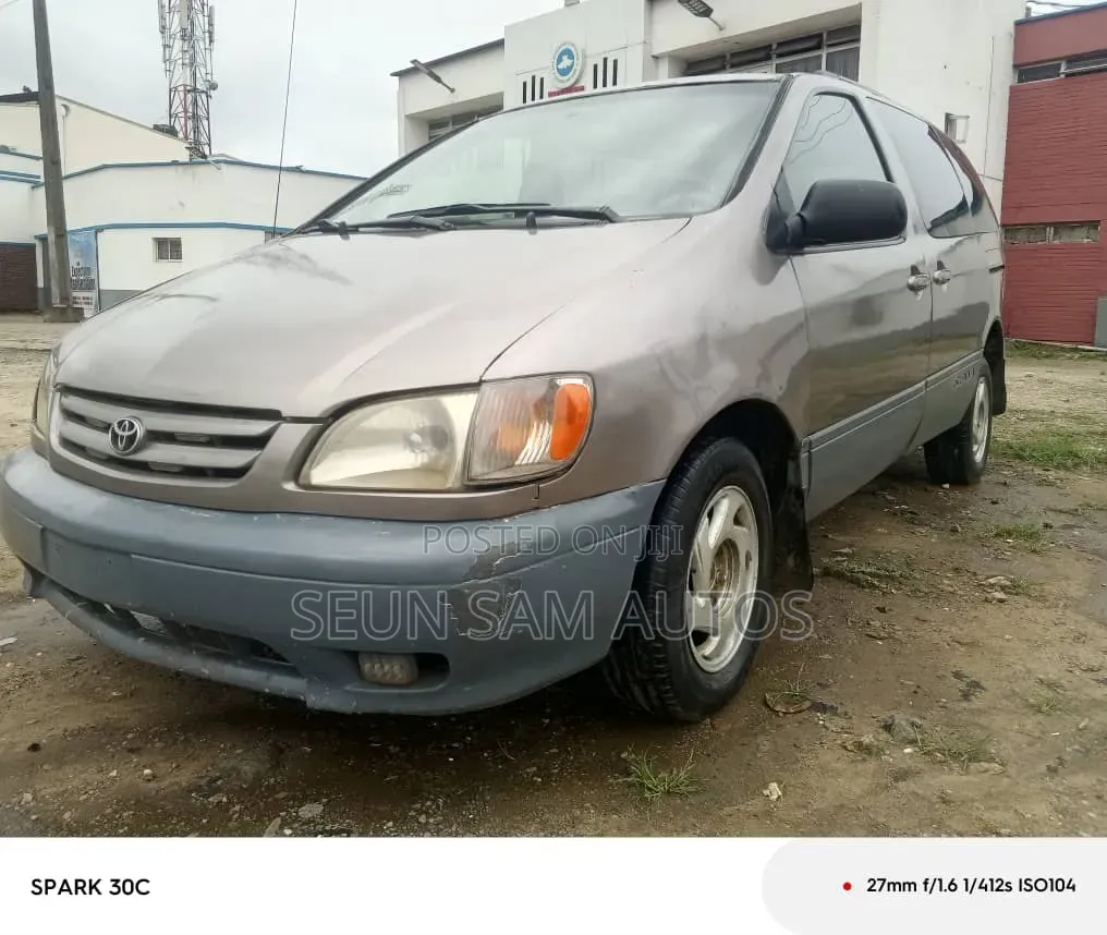 Toyota Sienna 2000 Gold