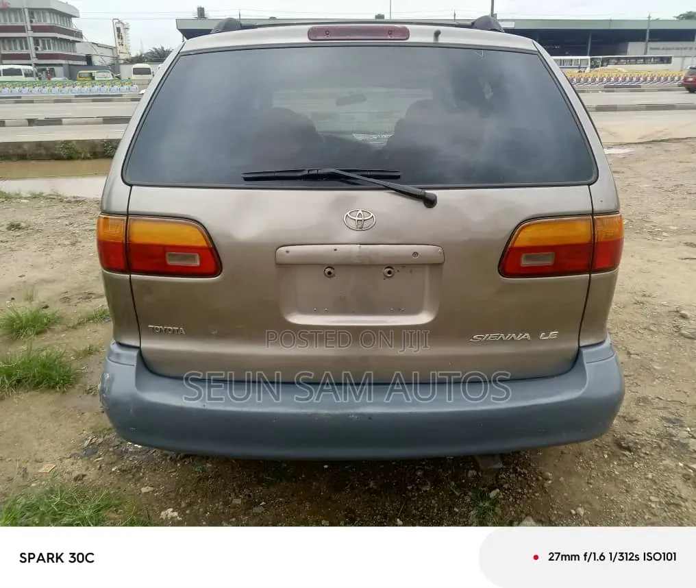 Toyota Sienna 2000 Gold