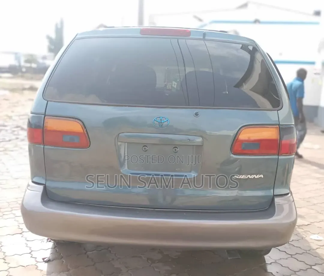 Toyota Sienna LE & 1 hatch 2000 Green