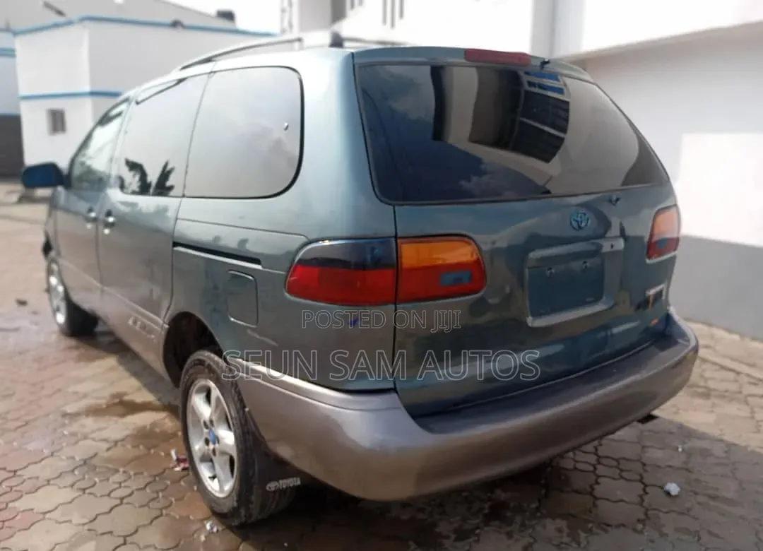 Toyota Sienna LE & 1 hatch 2000 Green