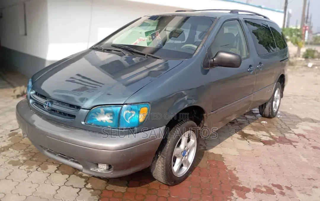 Toyota Sienna LE & 1 hatch 2000 Green