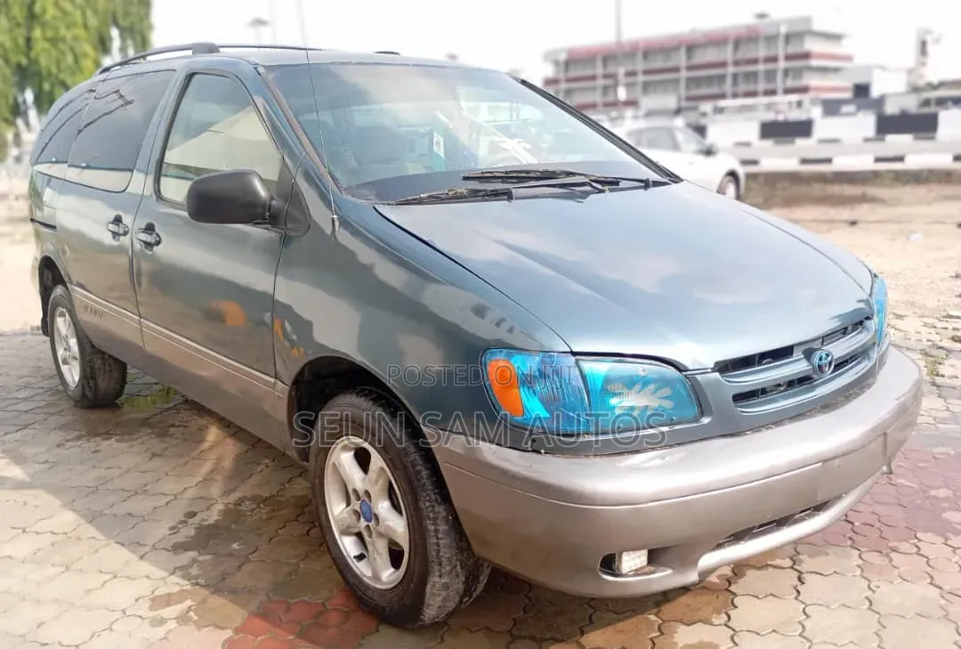 Toyota Sienna LE & 1 hatch 2000 Green