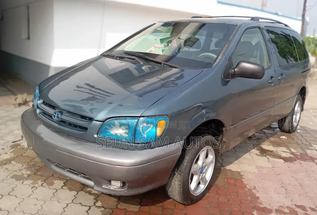 Toyota Sienna LE & 1 hatch 2000 Green