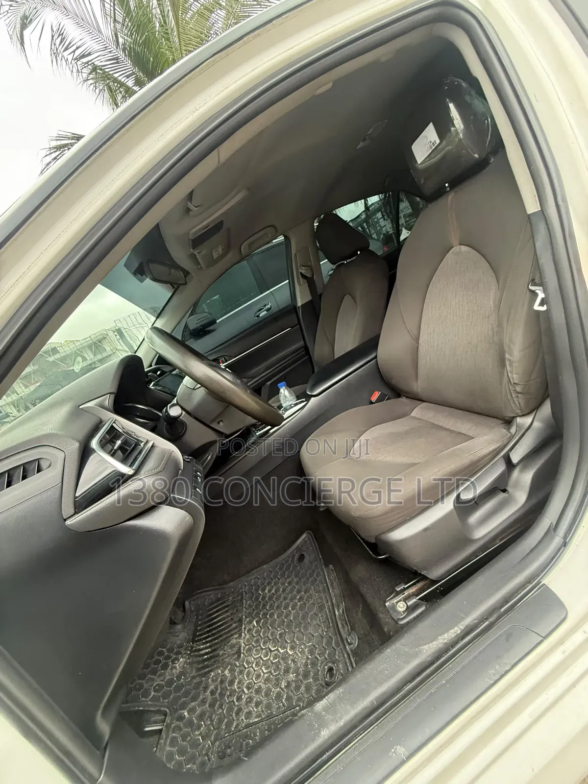 Toyota Camry LE FWD (2.5L 4cyl 8AM) 2018 White