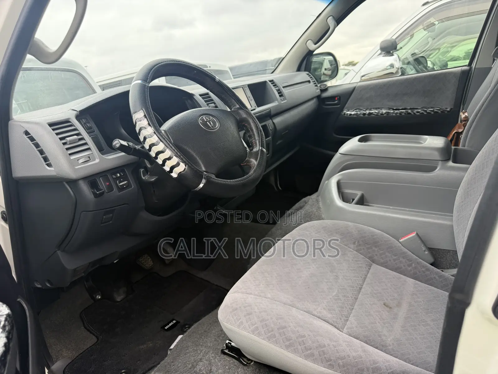 Toyota HiAce 2014 White