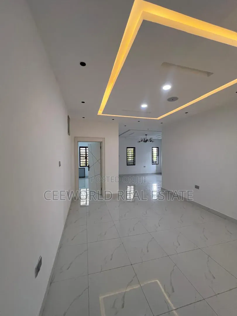 5bdrm Duplex in Oluyole Estate for sale