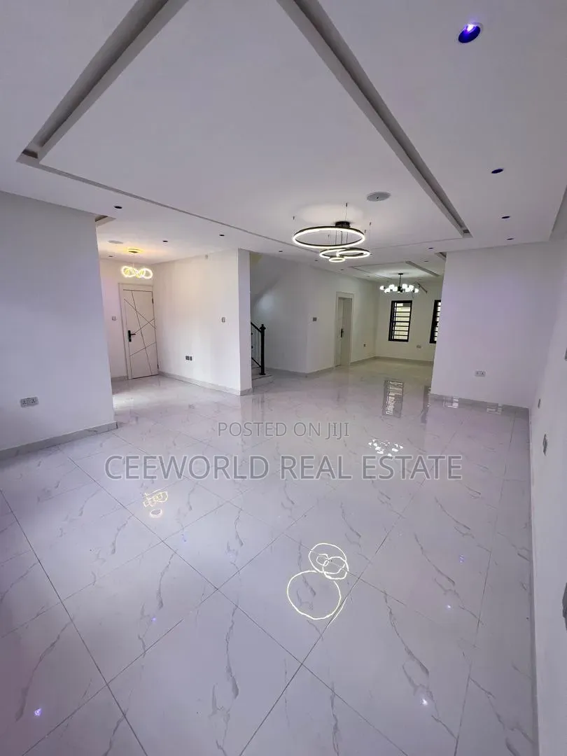 5bdrm Duplex in Oluyole Estate for sale