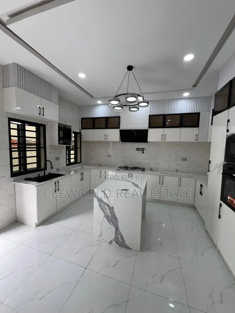 5bdrm Duplex in Oluyole Estate for sale