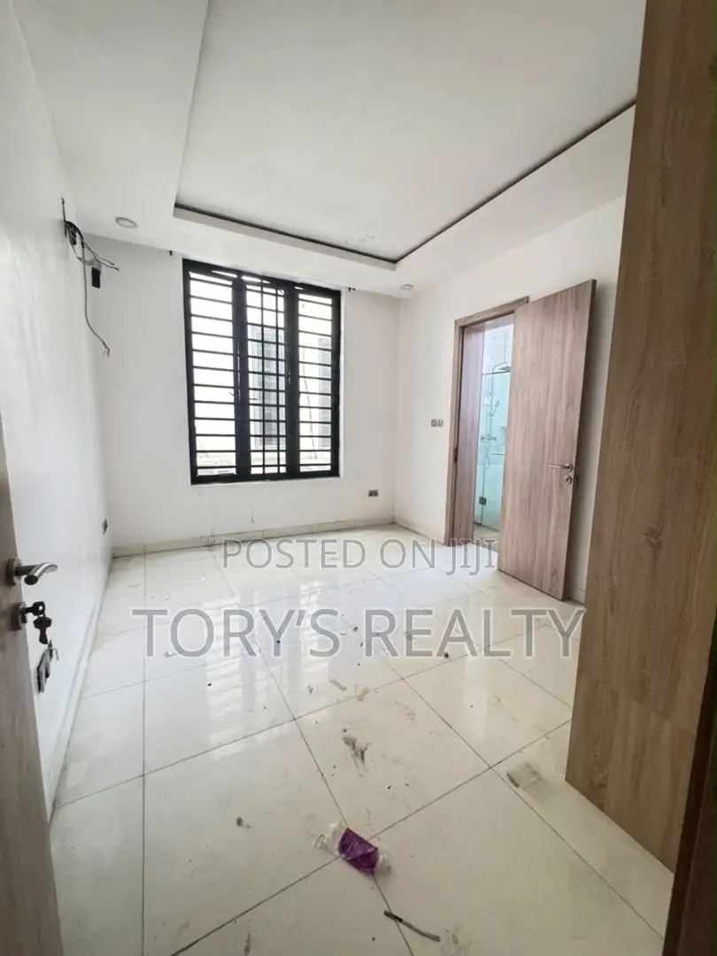 4bdrm Duplex in Lekki Phase 2 for sale
