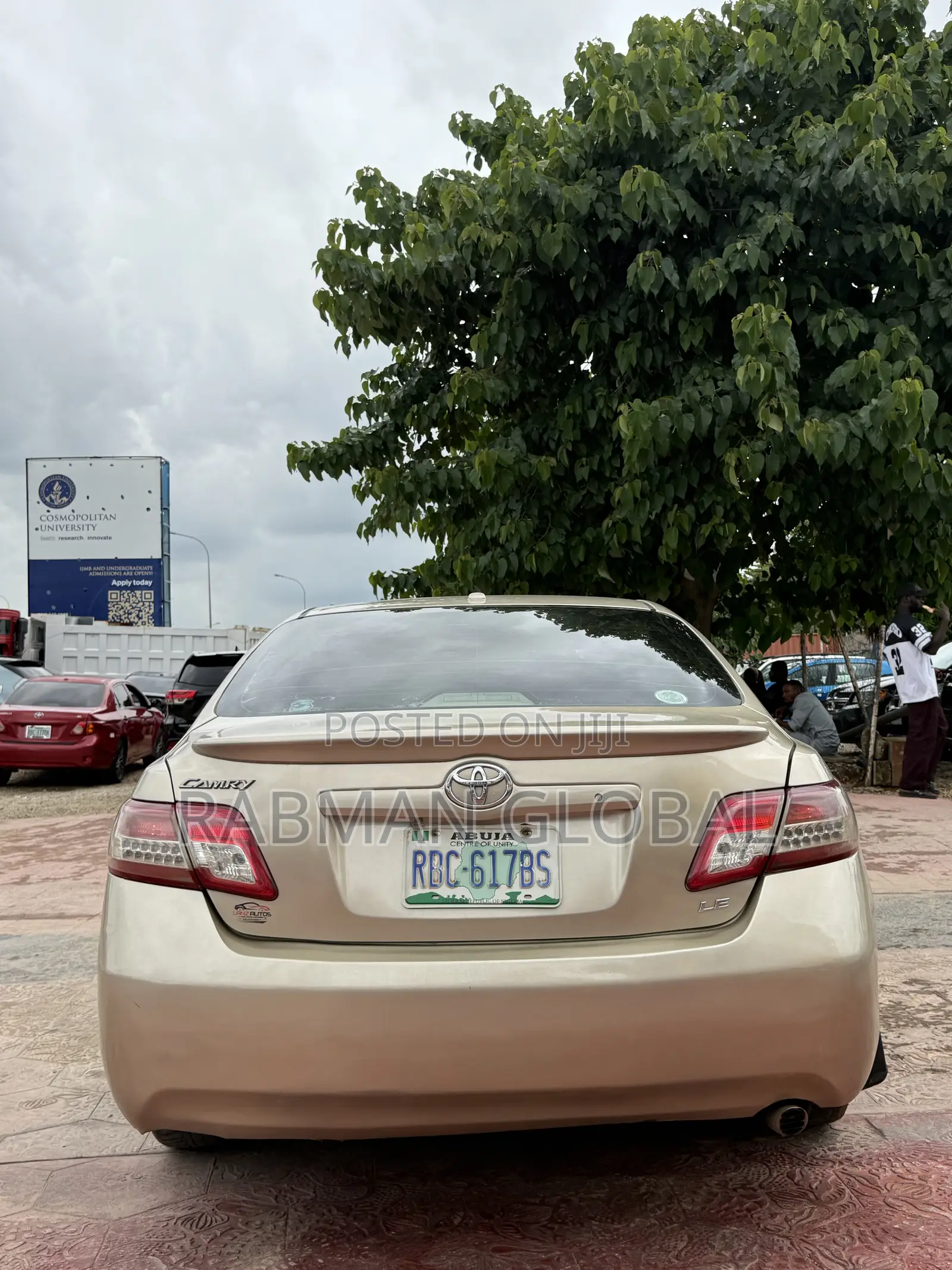 Toyota Camry LE 4dr Sedan (2.5L 4cyl 6A) 2011 Gold