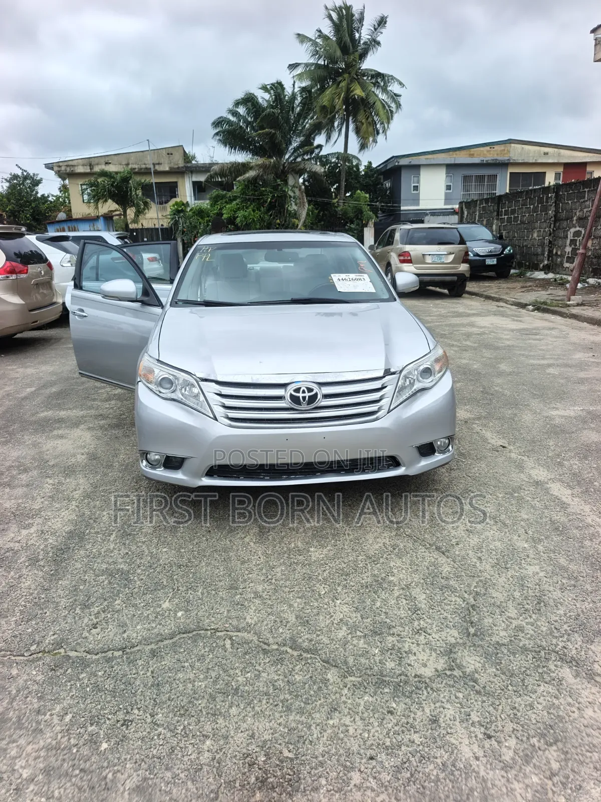 Toyota Avalon Limited Sedan FWD (3.5L 6cyl 6A) 2011 Silver