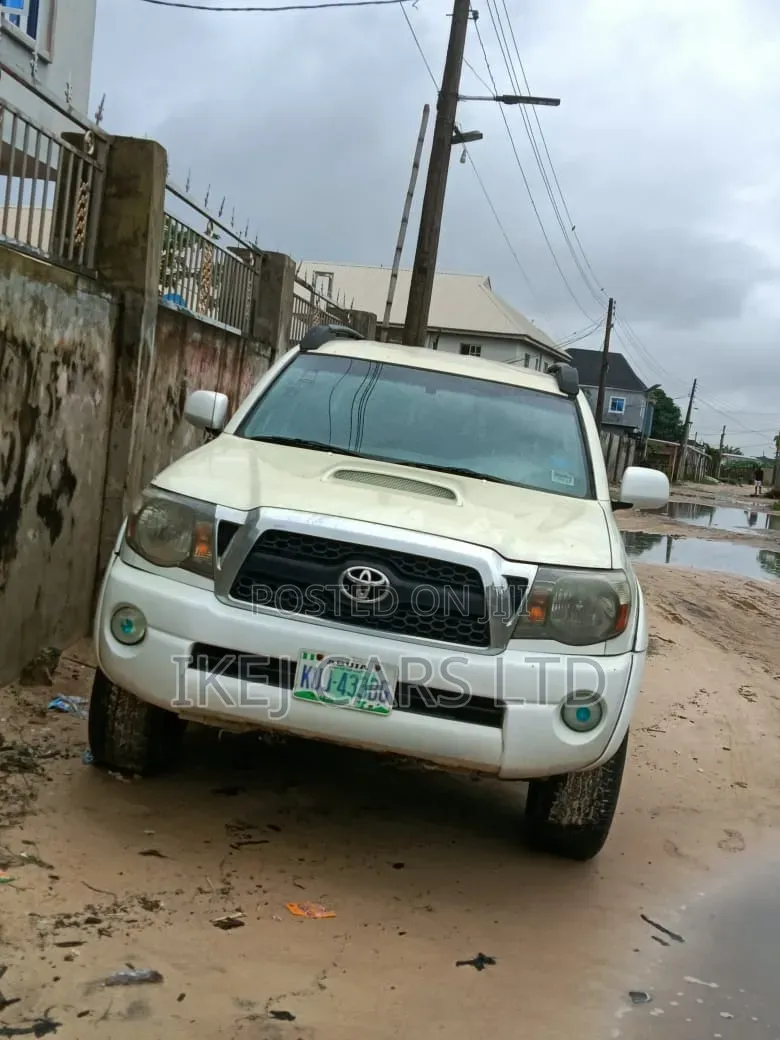 Toyota Tacoma 2010 White