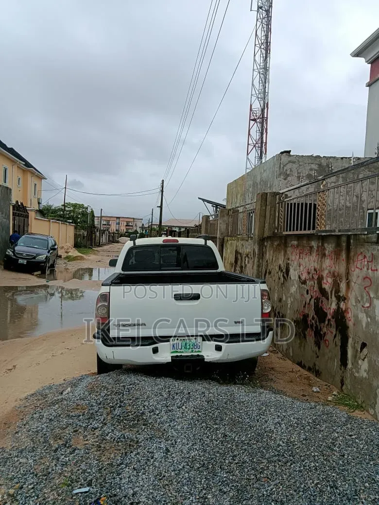 Toyota Tacoma 2010 White