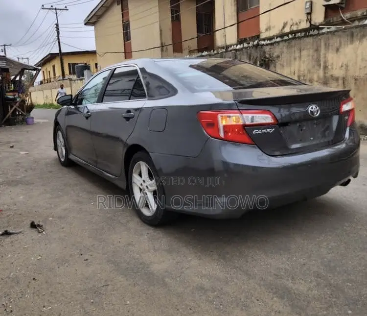 Toyota Camry SE 4dr Sedan (2.5L 4cyl 6A) 2012 Gray