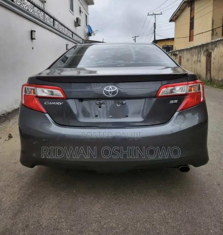 Toyota Camry SE 4dr Sedan (2.5L 4cyl 6A) 2012 Gray