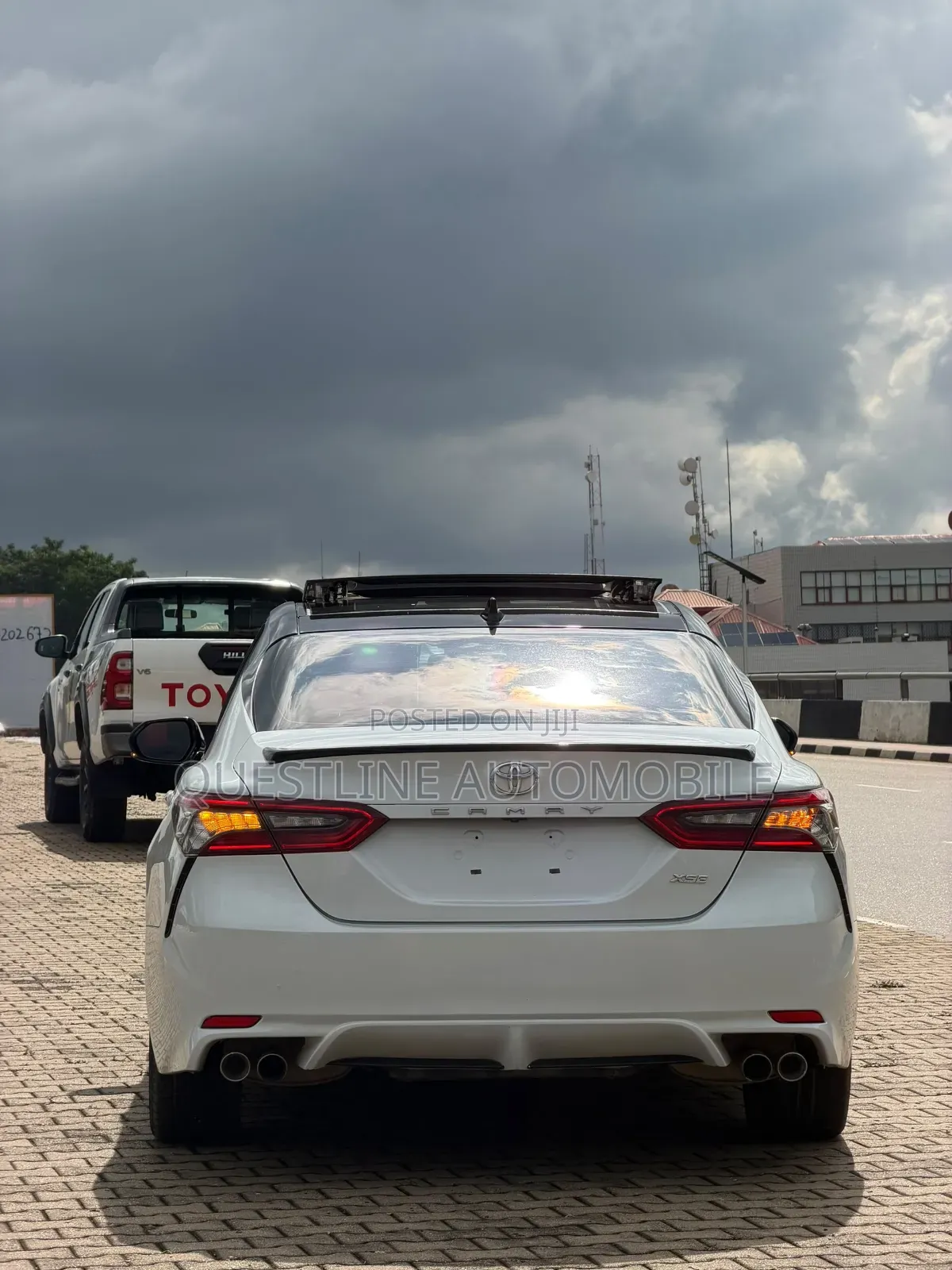 Toyota Camry XLE V6 2021 White