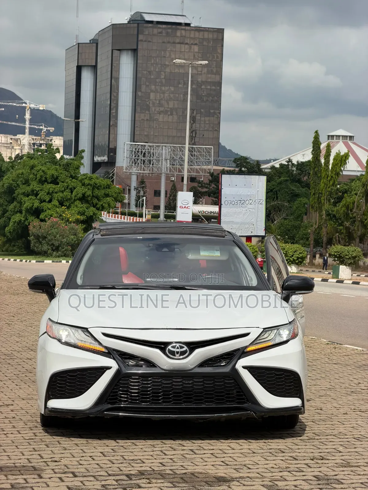 Toyota Camry XLE V6 2021 White