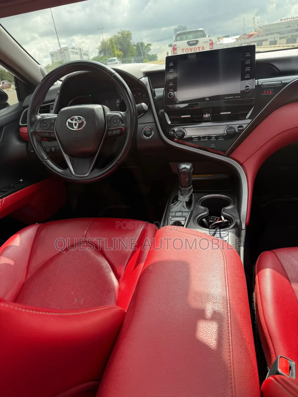 Toyota Camry XLE V6 2021 White