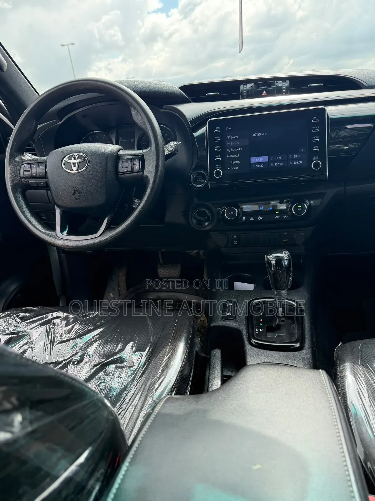 Toyota Hilux 2022 White