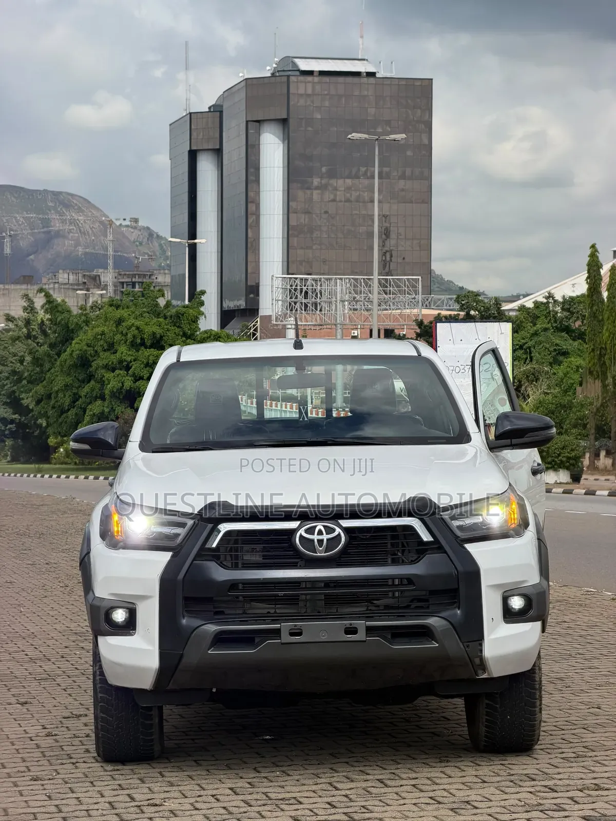 Toyota Hilux 2022 White