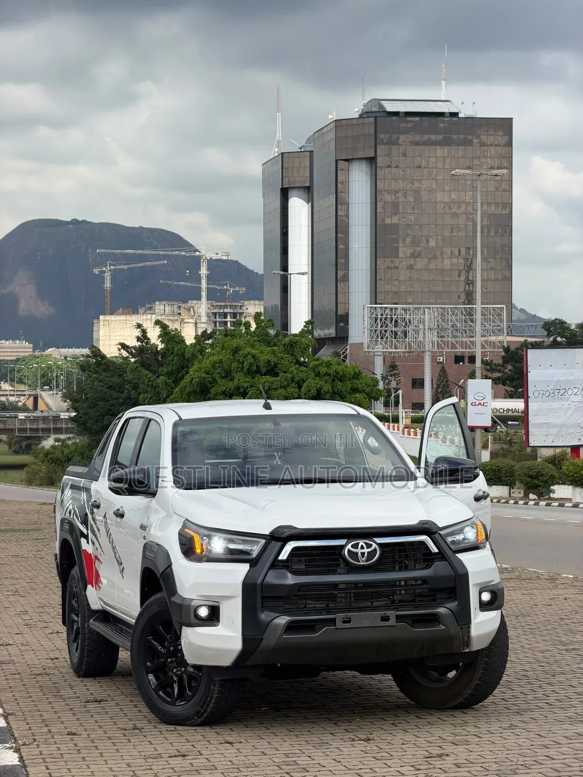 Toyota Hilux 2022 White