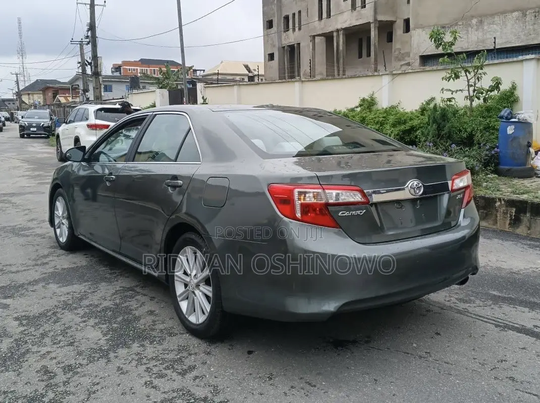 Toyota Camry XLE 4dr Sedan (2.5L 4cyl 6A) 2012 Gray