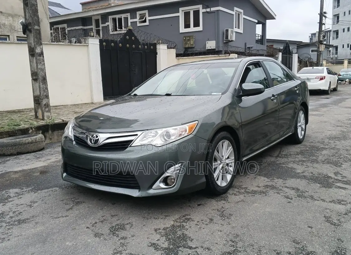 Toyota Camry XLE 4dr Sedan (2.5L 4cyl 6A) 2012 Gray