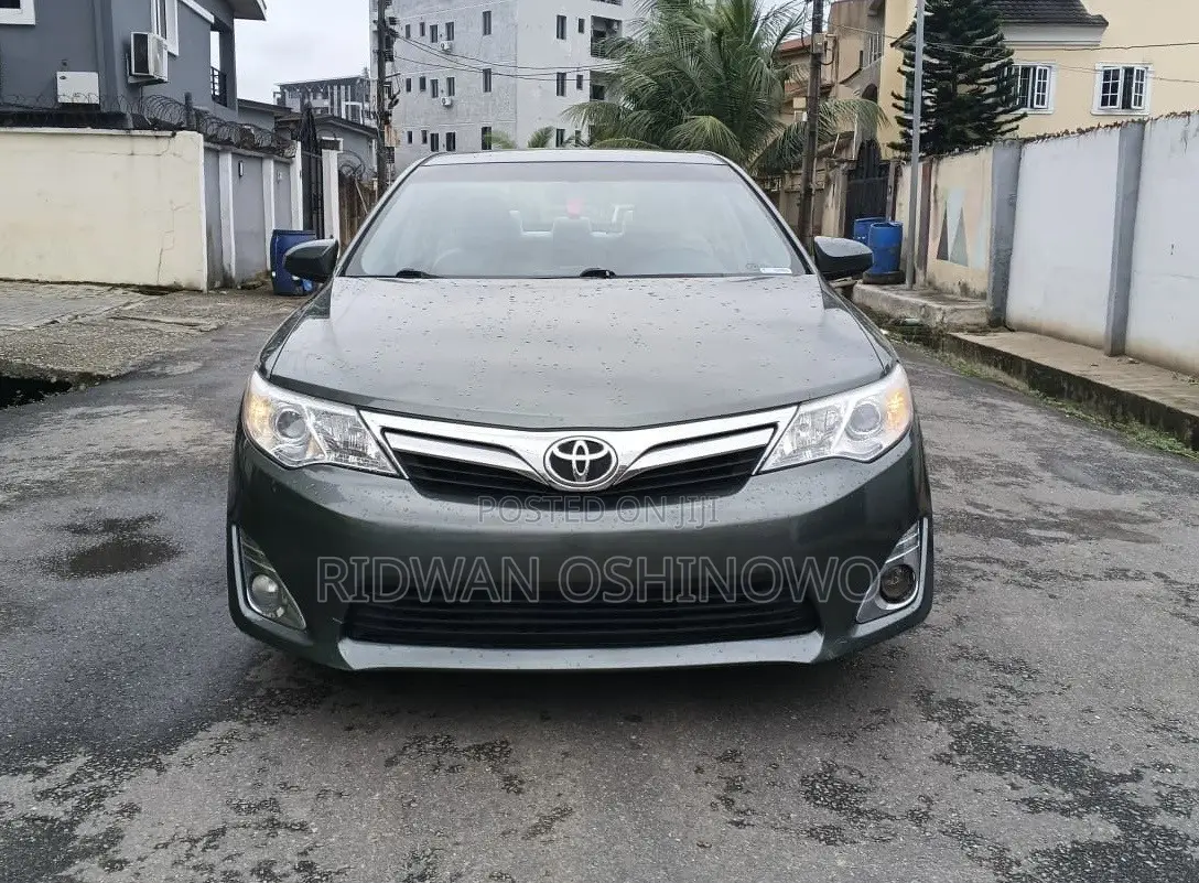 Toyota Camry XLE 4dr Sedan (2.5L 4cyl 6A) 2012 Gray
