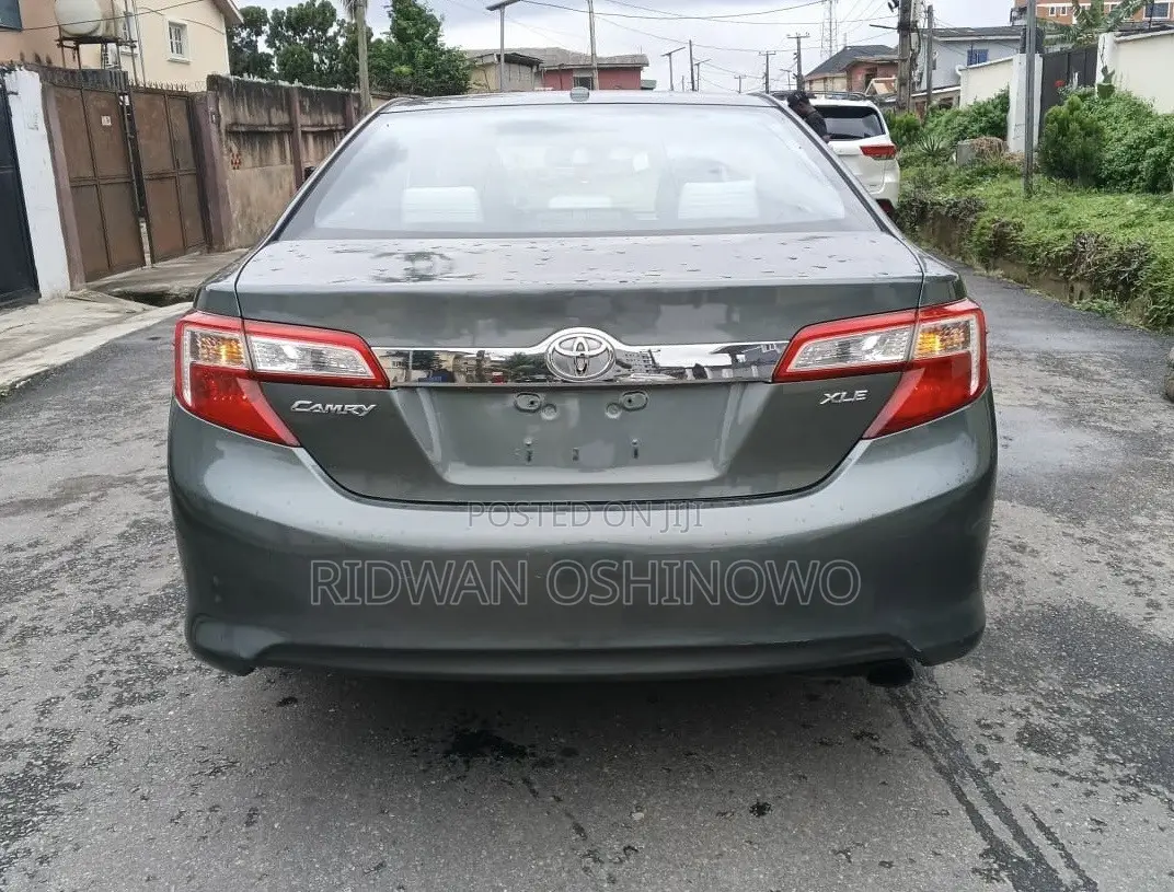 Toyota Camry XLE 4dr Sedan (2.5L 4cyl 6A) 2012 Gray