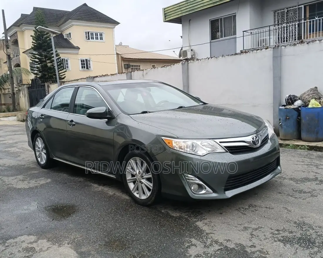 Toyota Camry XLE 4dr Sedan (2.5L 4cyl 6A) 2012 Gray
