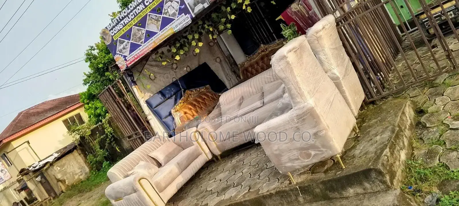Lucky Buy Modern Couch, Available for Show Room With Affordable Price