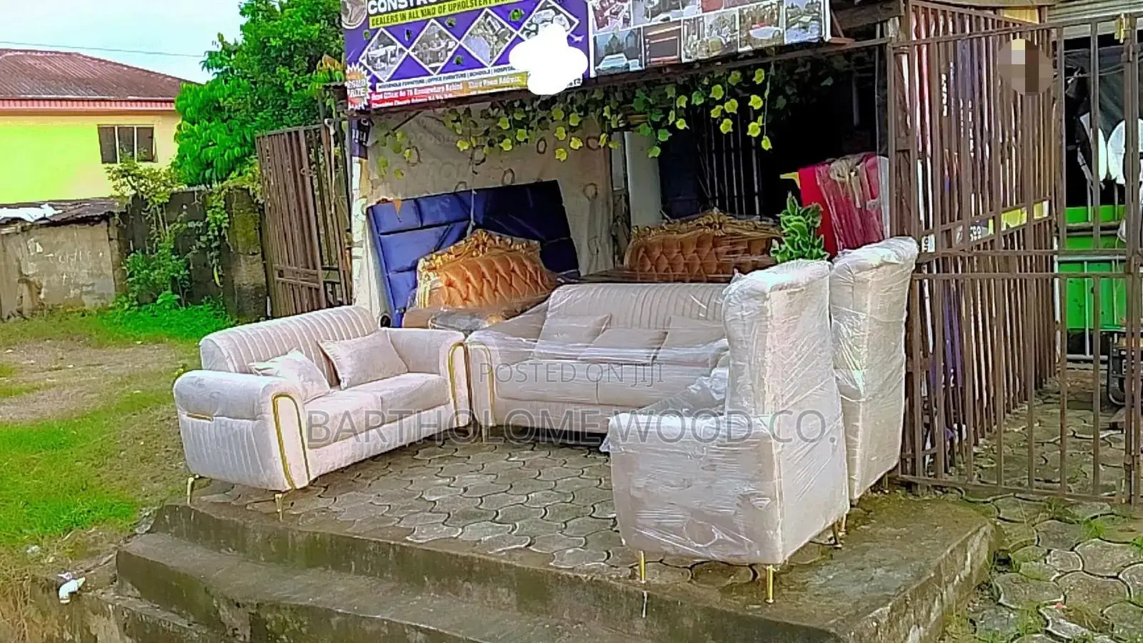 Lucky Buy Modern Couch, Available for Show Room With Affordable Price