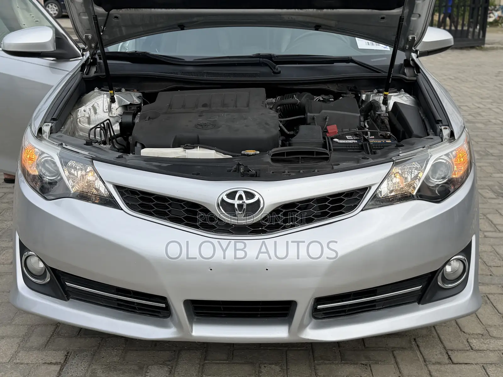 Toyota Camry SE V6 4dr Sedan (3.5L 6cyl 6A) 2013 Silver