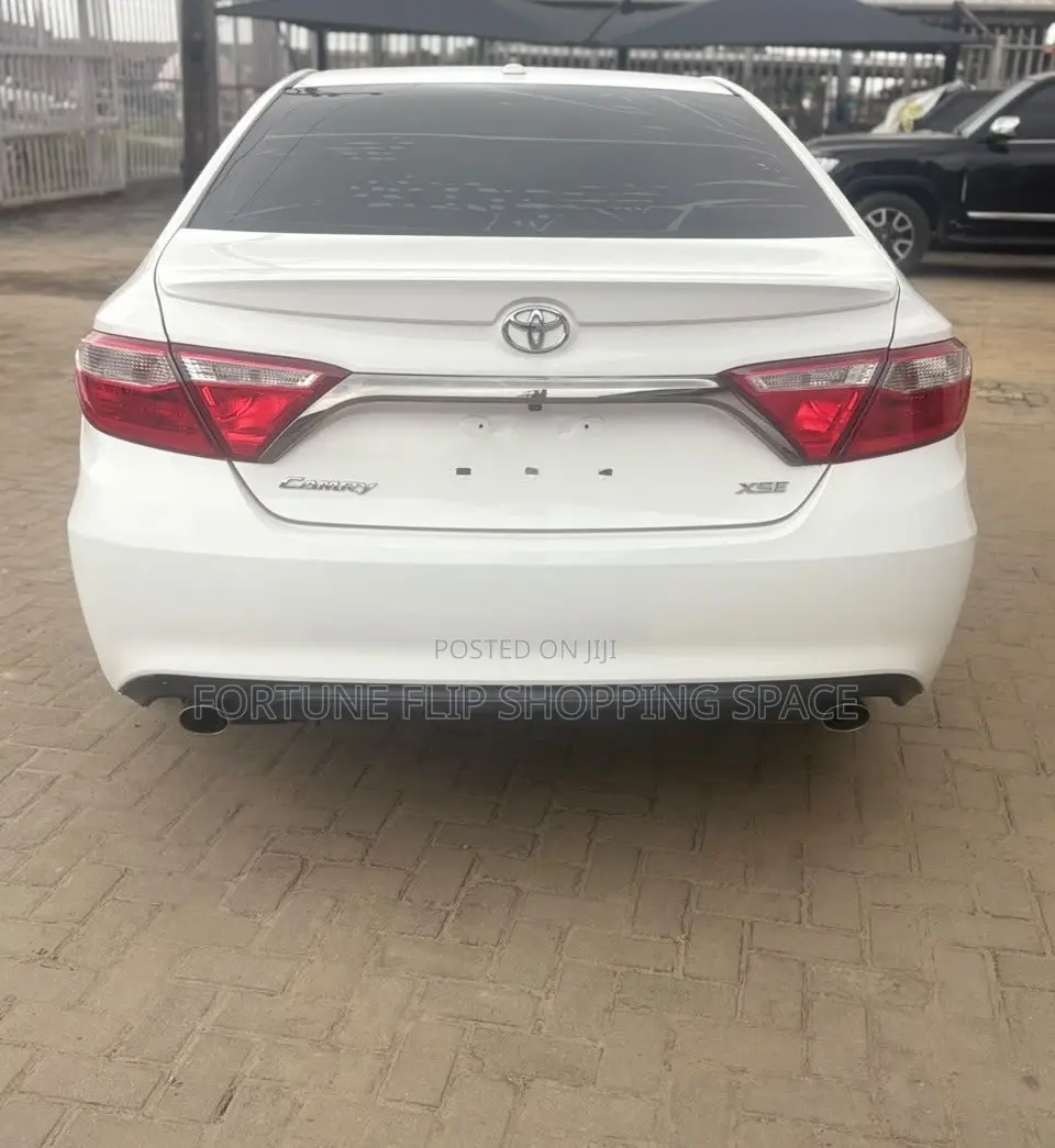 Toyota Camry XLE V6 4dr Sedan (3.6L 6cyl 6A) 2016 White