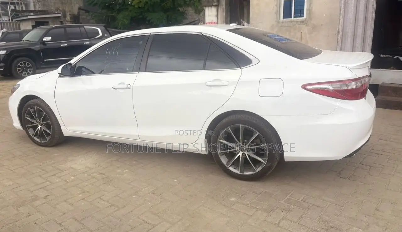 Toyota Camry XLE V6 4dr Sedan (3.6L 6cyl 6A) 2016 White