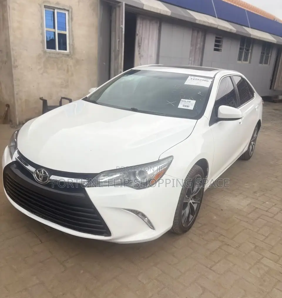 Toyota Camry XLE V6 4dr Sedan (3.6L 6cyl 6A) 2016 White