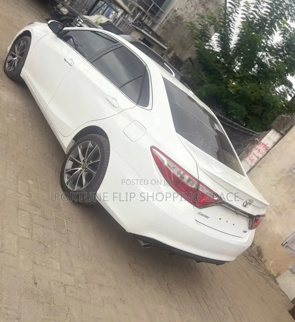 Toyota Camry XLE V6 4dr Sedan (3.6L 6cyl 6A) 2016 White