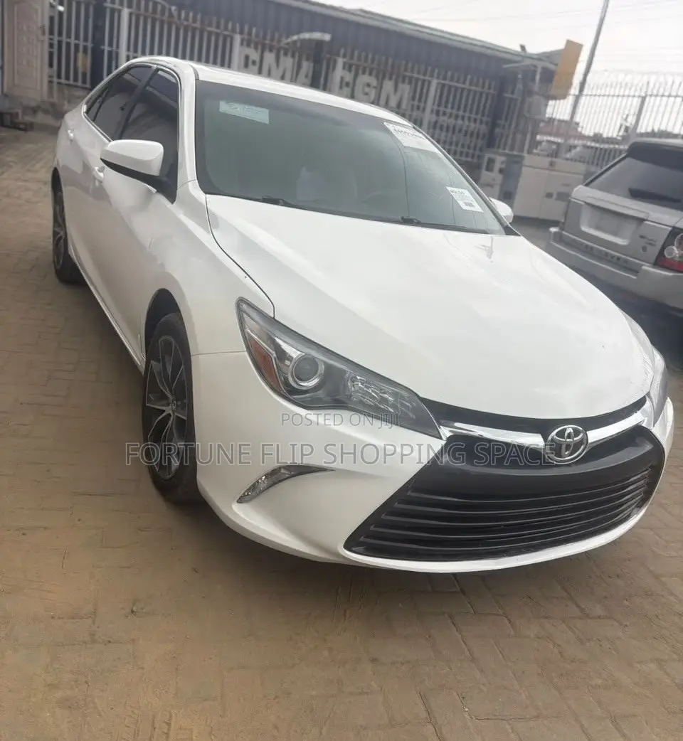Toyota Camry XLE V6 4dr Sedan (3.6L 6cyl 6A) 2016 White