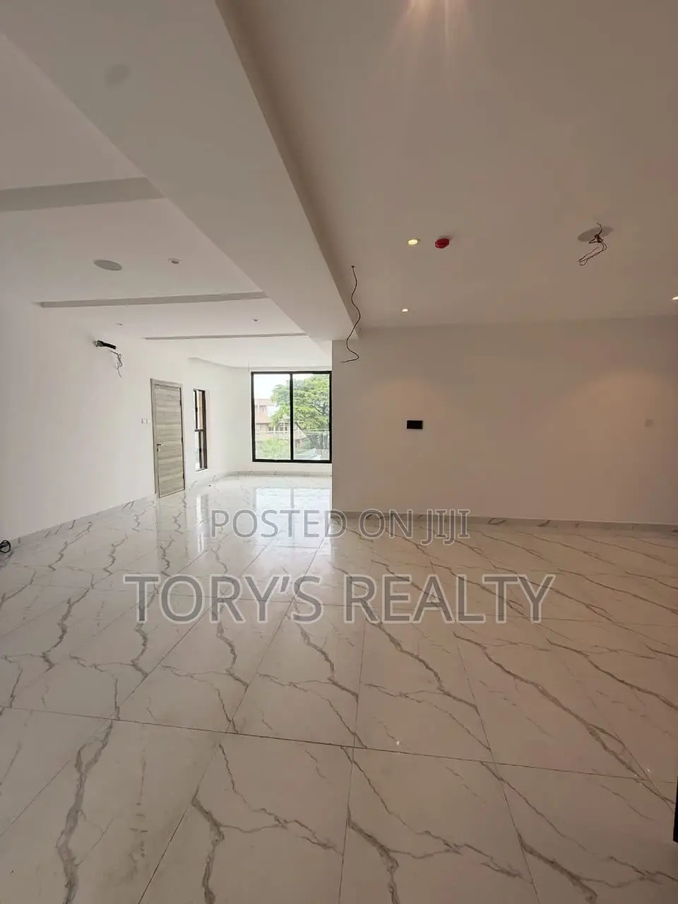 3bdrm Apartment in Lekki Phase 1 for sale