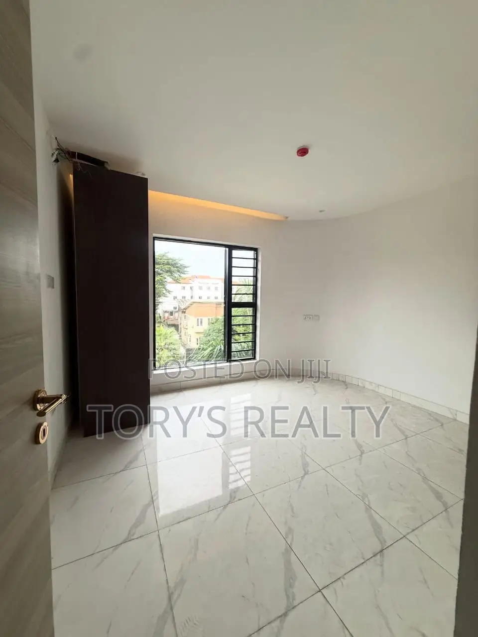 3bdrm Apartment in Lekki Phase 1 for sale