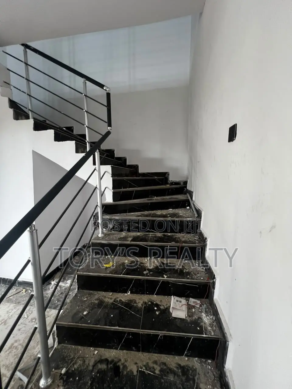4bdrm Townhouse/Terrace in Agungi for sale