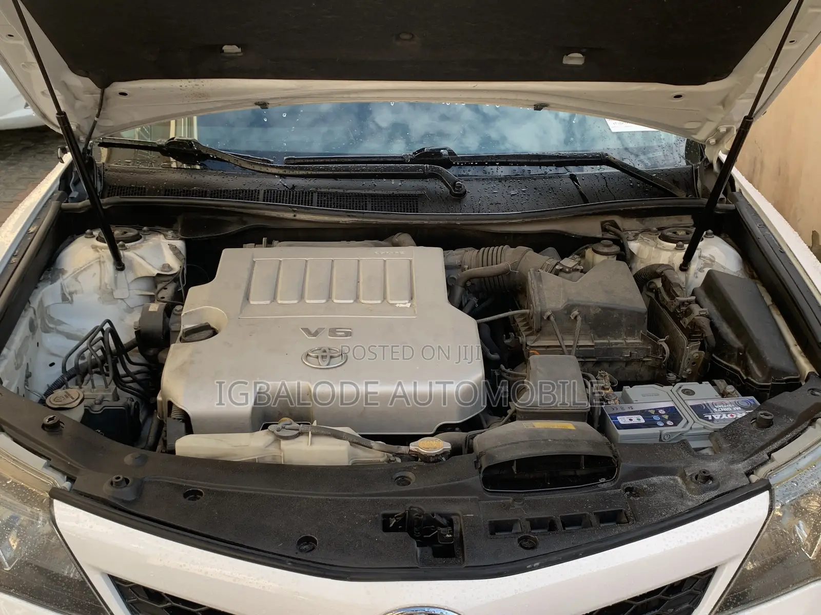 Toyota Camry SE V6 4dr Sedan (3.5L 6cyl 6A) 2012 White