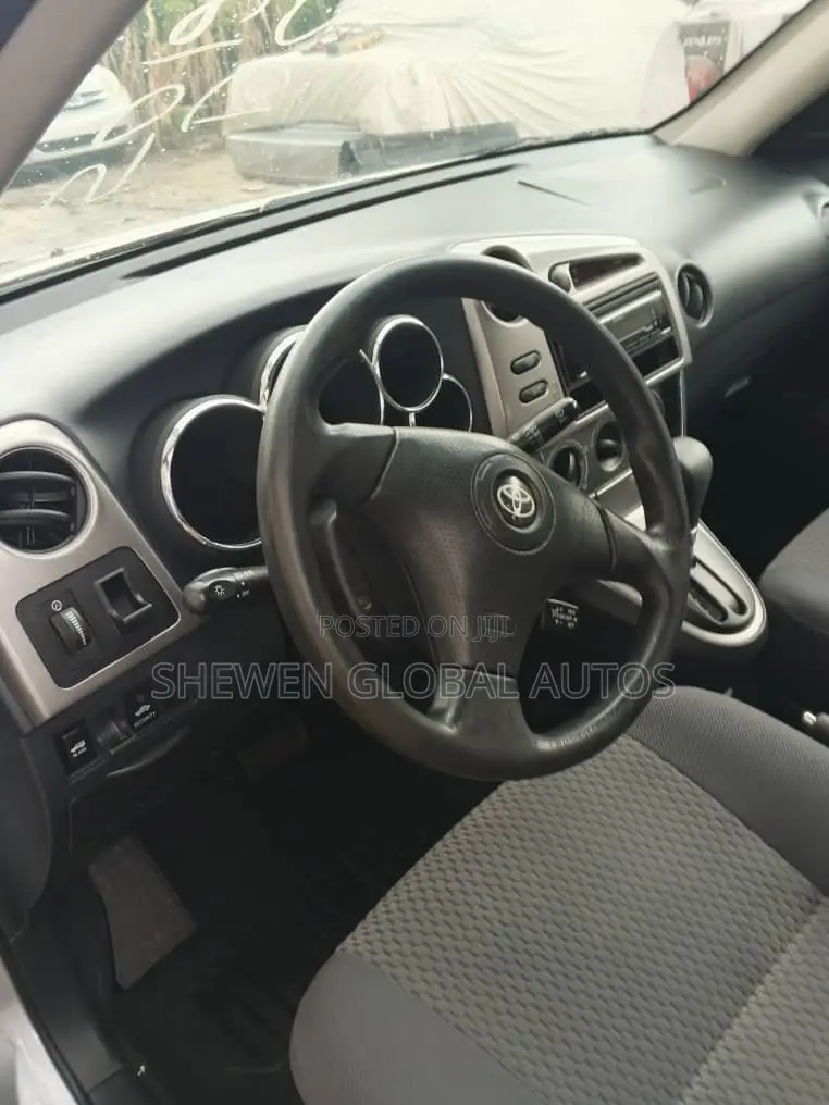Toyota Matrix Hatchback FWD (1.8L 4cyl 5M) 2007 Silver