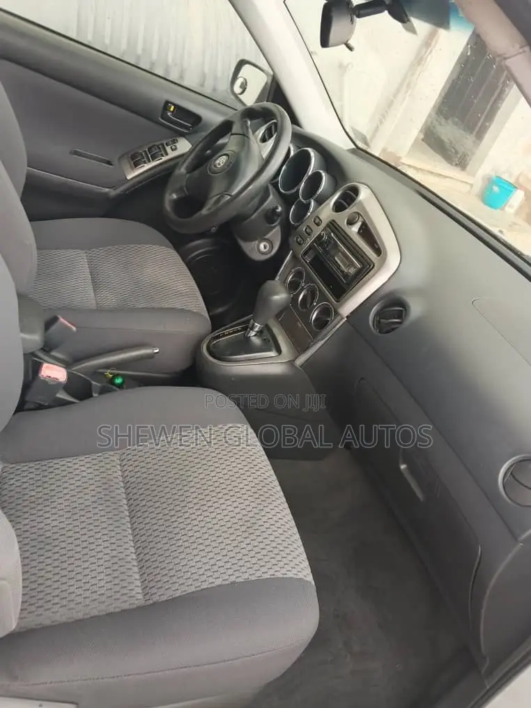 Toyota Matrix Hatchback FWD (1.8L 4cyl 5M) 2007 Silver