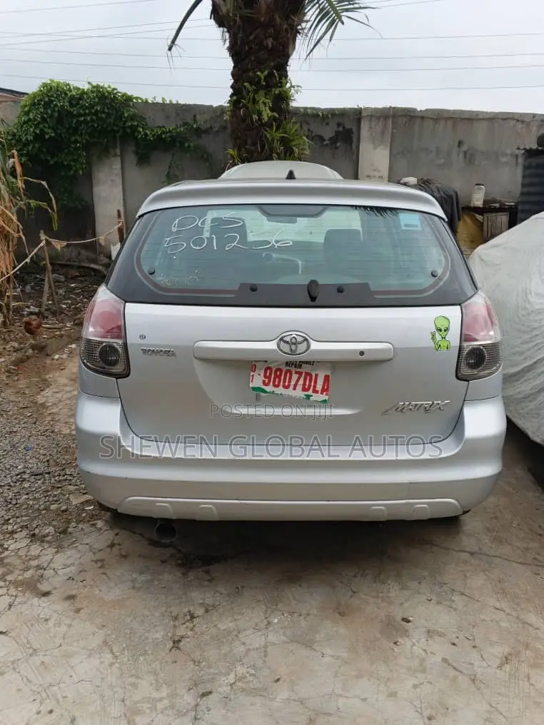 Toyota Matrix Hatchback FWD (1.8L 4cyl 5M) 2007 Silver