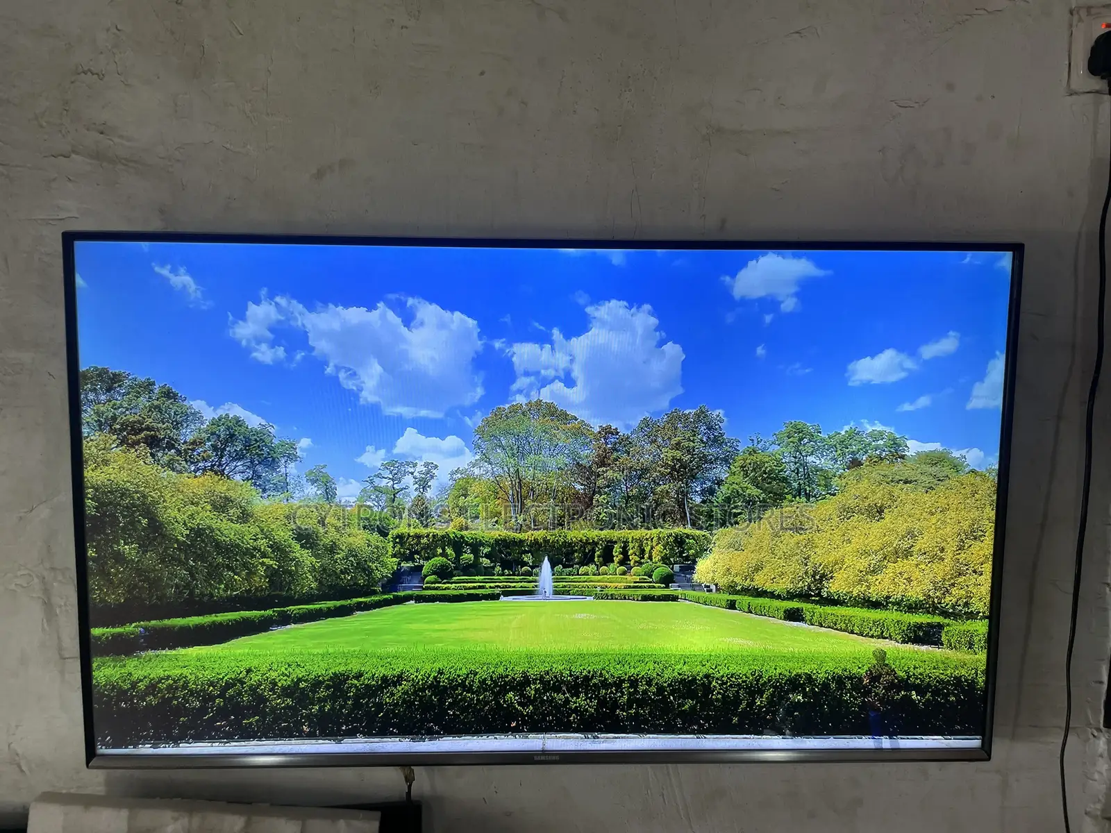 43” Samsung J5500 With Free Wall Bracket