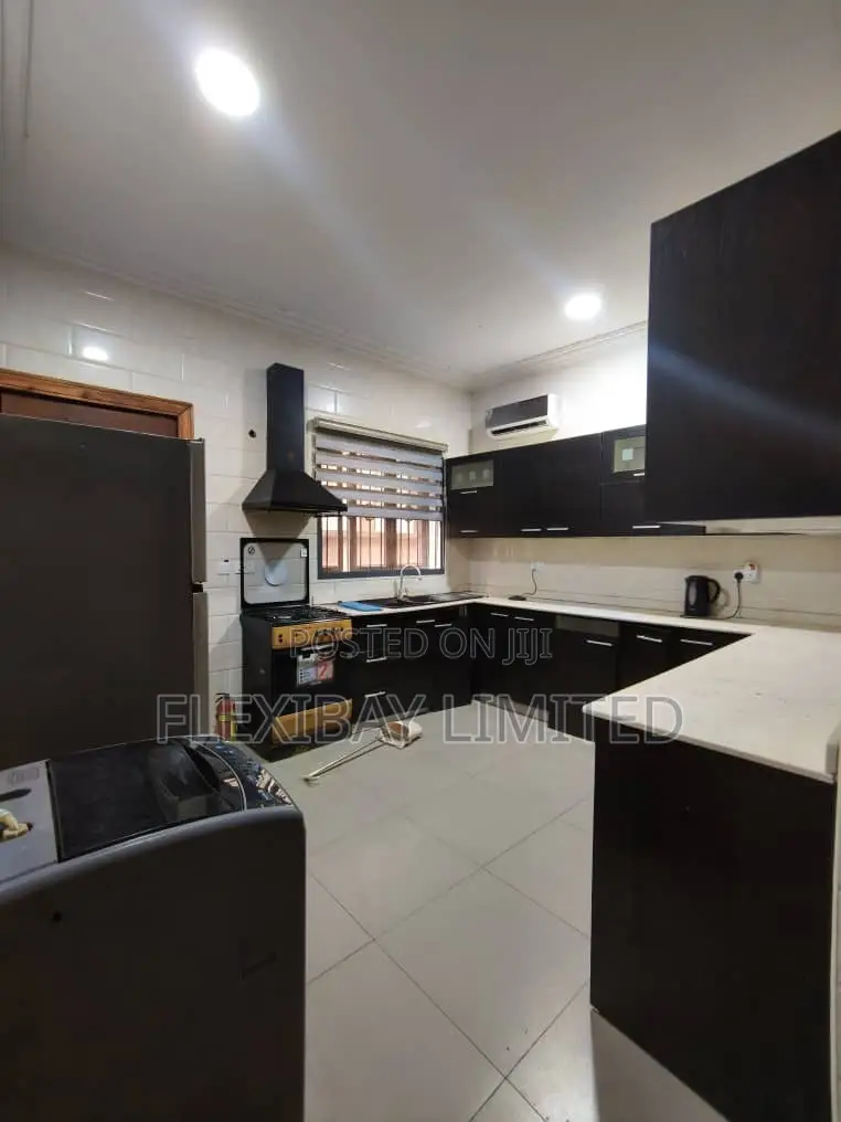 3bdrm Townhouse / Terrace in Lekki Phase 1 for rent