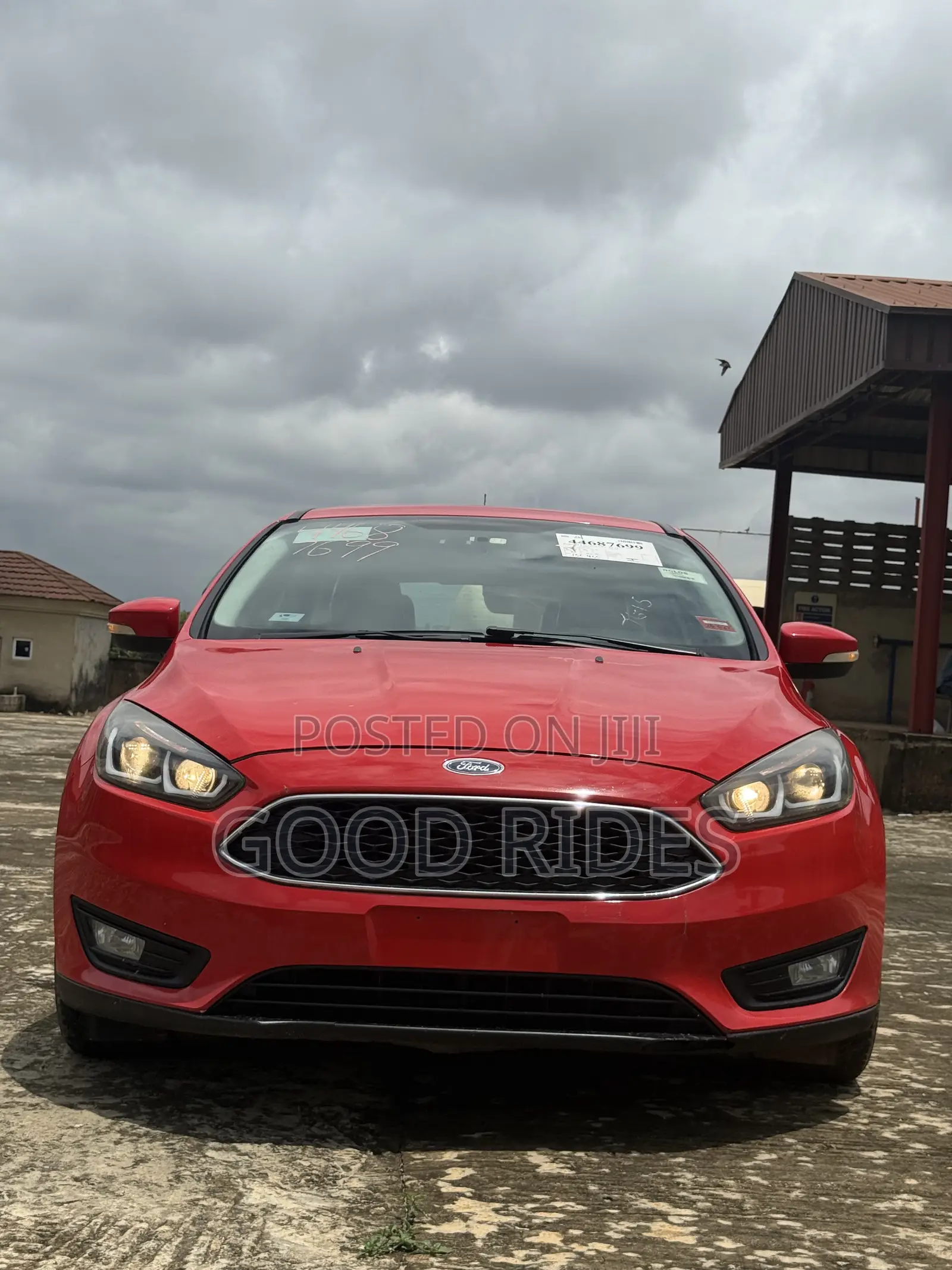 Ford Focus Titanium Hatchback FWD (2.0L 4cyl 6A) 2016 Red