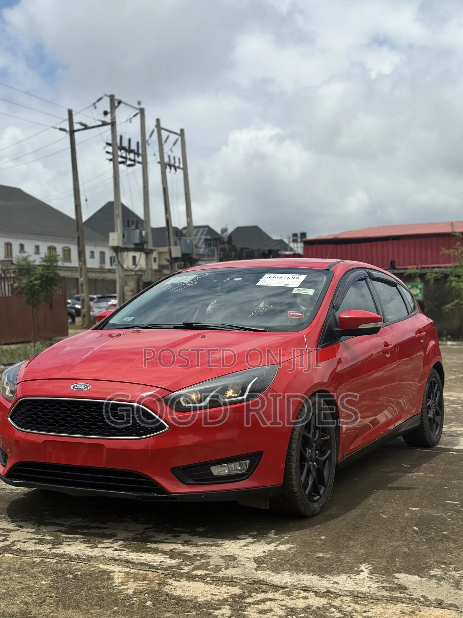 Ford Focus Titanium Hatchback FWD (2.0L 4cyl 6A) 2016 Red